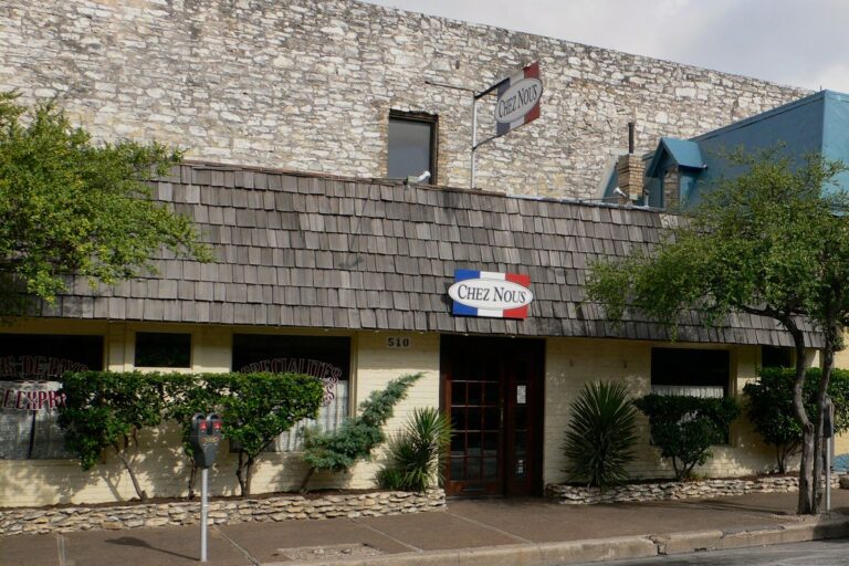 Spotlight Chez Nous Guide 2 Austin